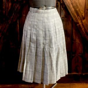 knee-length pleated b&w skirt